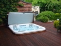 Gartenwhirlpool Chairman II in Holzdecke eingelassen