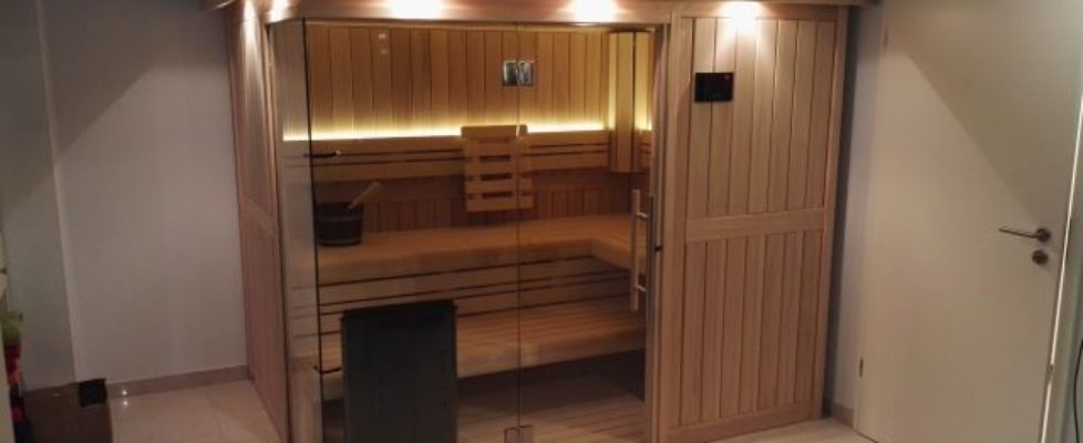 Komplettansicht transparente Massivholzsauna