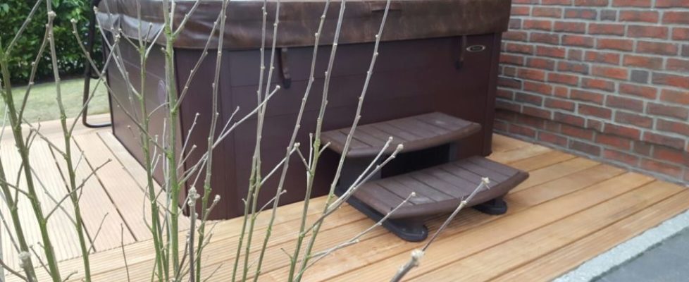 Whirlpool mit Treppe zum Einstieg bereit